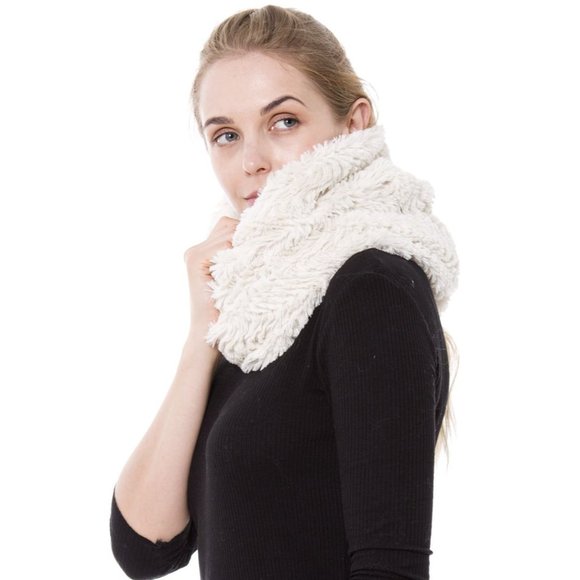 WOMENS ZIG ZAG CREAM FAUX FUR INFINITY SCARF - OS - Picture 2 of 4